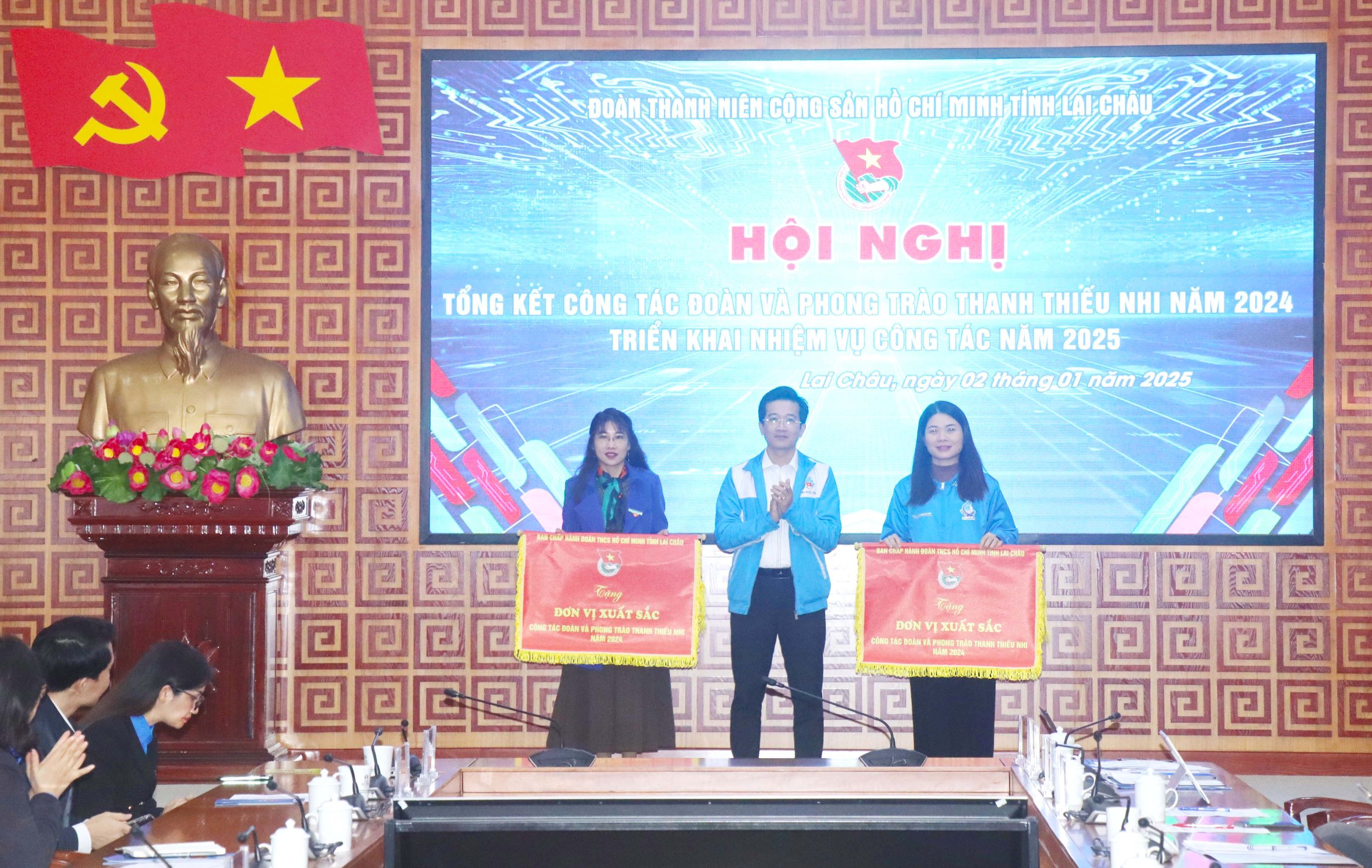 Đồng chí Nguyễn Tiến Thịnh - Bí thư Tỉnh Đoàn tặng cờ thi đua cho các đơn vị xuất sắc.