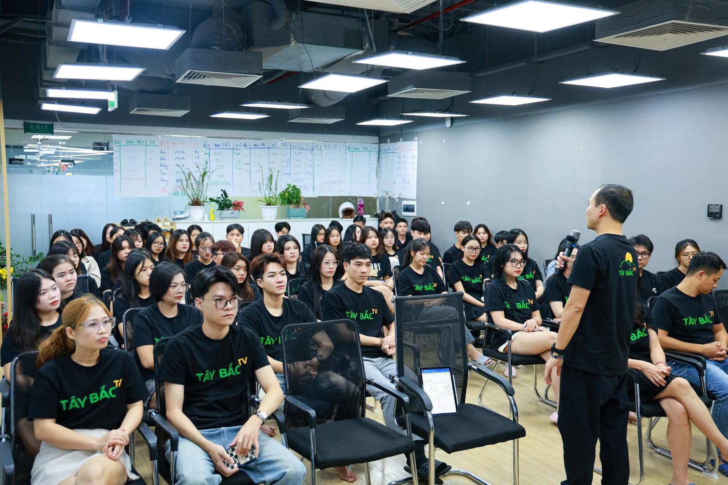 Bài 2: “Con người luôn ở vị trí trung tâm trong chiến lược phát triển”