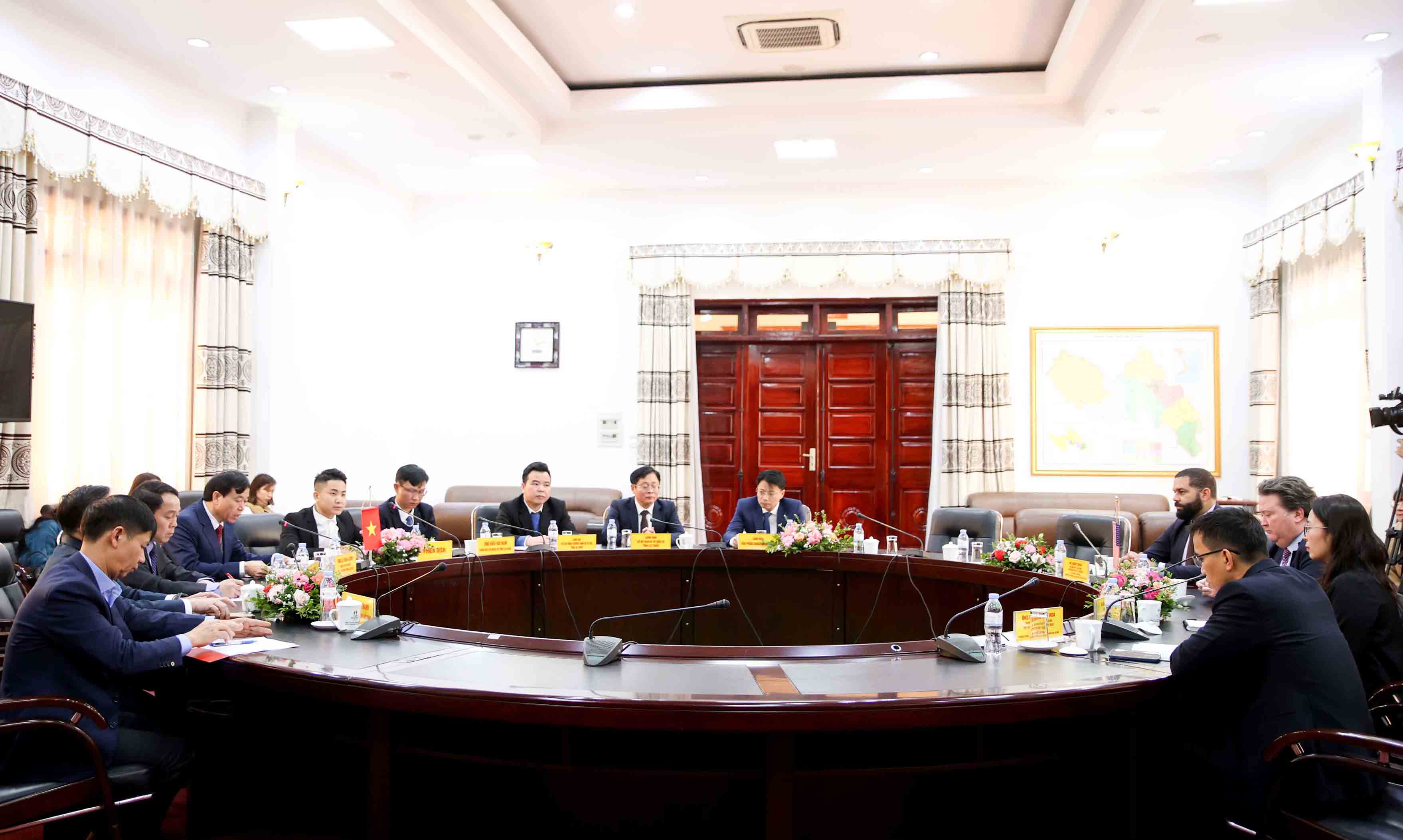 Chủ tịch UBND tỉnh Lê Văn Lương tiếp và làm việc với Đoàn công tác Đại sứ Hoa Kỳ tại Việt Nam