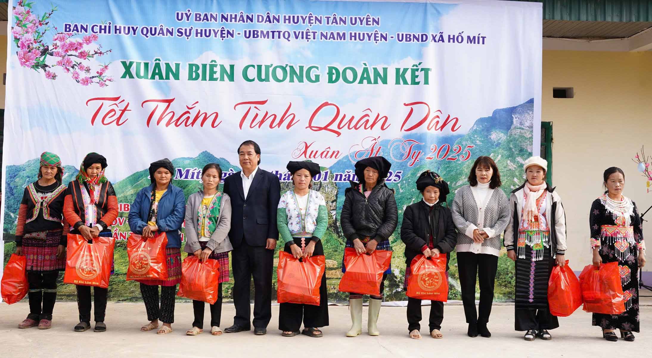 “Xuân biên cương đoàn kết – Tết thắm tình quân dân”
