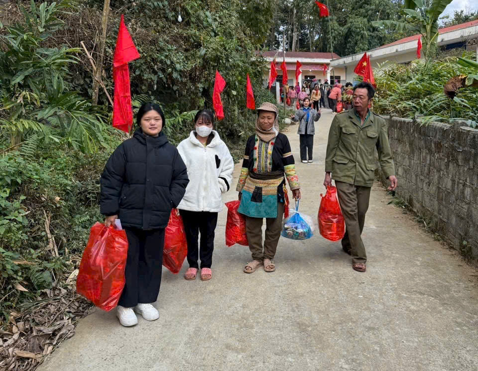 Xuân ấm tình quân dân