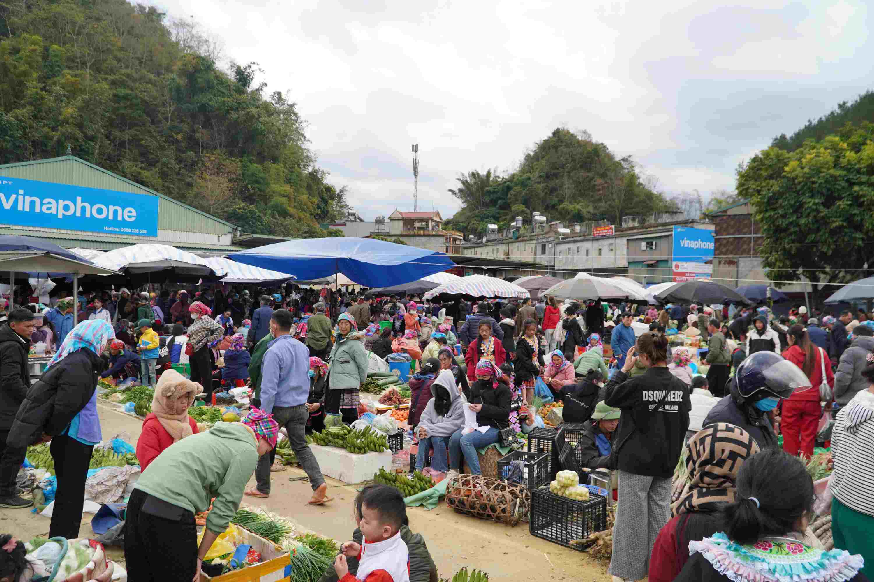 Rộn ràng chợ phiên San Thàng ngày cuối năm