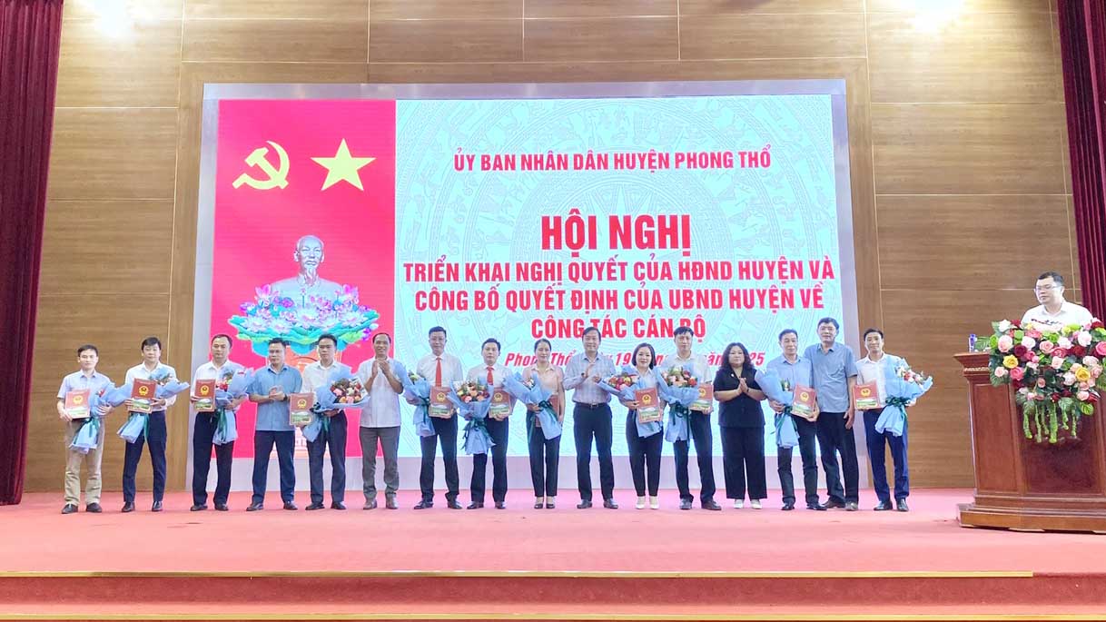 Các đồng chí Thường trực Huyện ủy, HĐND, lãnh đạo UBND huyện Phong Thổ trao quyết định và tặng hoa chúc mừng các đồng chí được bổ nhiệm.