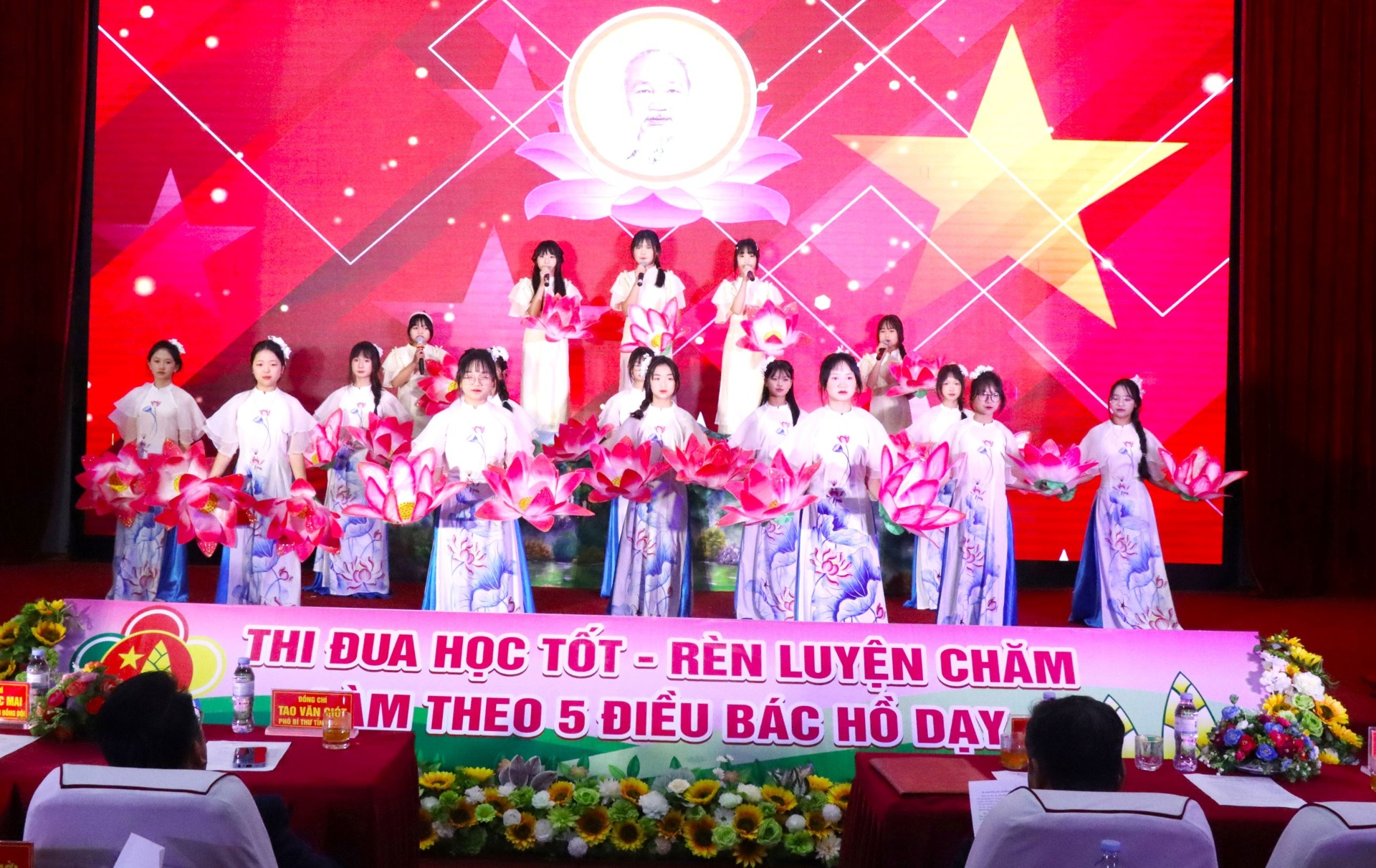 Văn nghệ chào mừng.