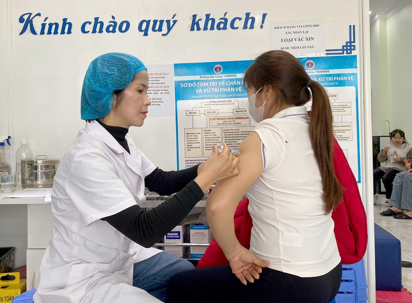 Người dân đến tiêm vắc-xin tại Trung tâm tiêm chủng ABHV. Người dân đến tiêm vắc-xin tại Trung tâm tiêm chủng ABHV.