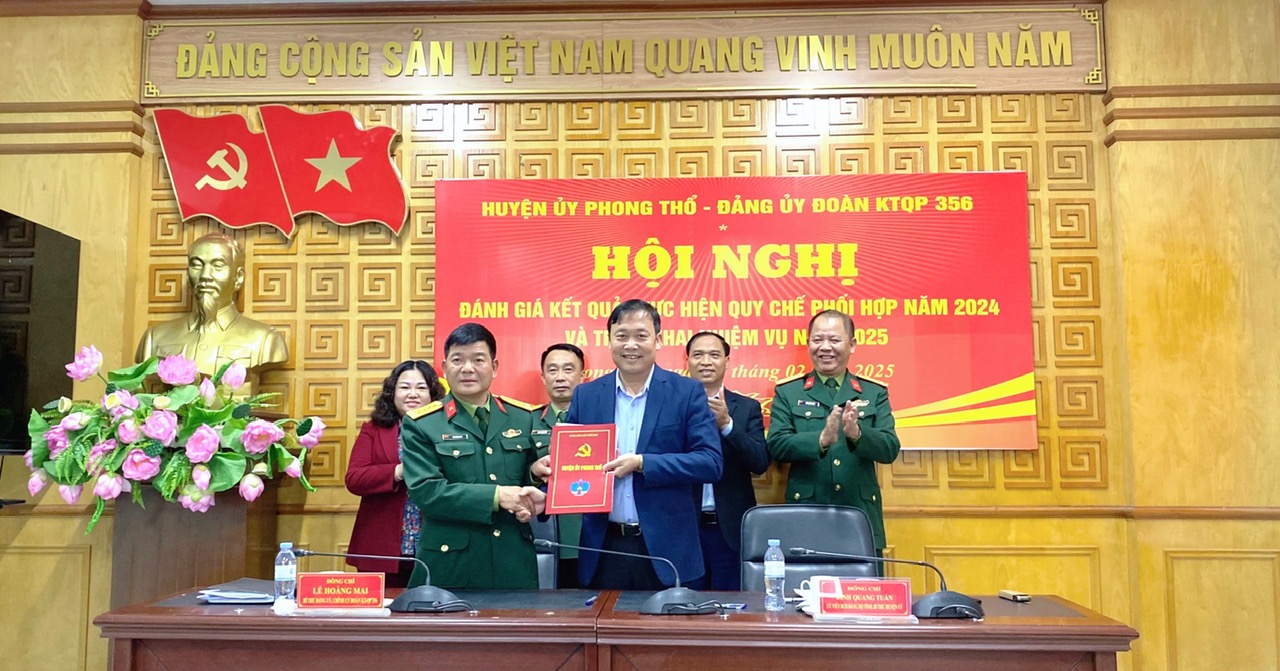 Lãnh đạo Huyện ủy Phong Thổ, Đảng ủy Đoàn KTQP 356 ký kết giao ước thực hiện Quy chế phối hợp năm 2025.