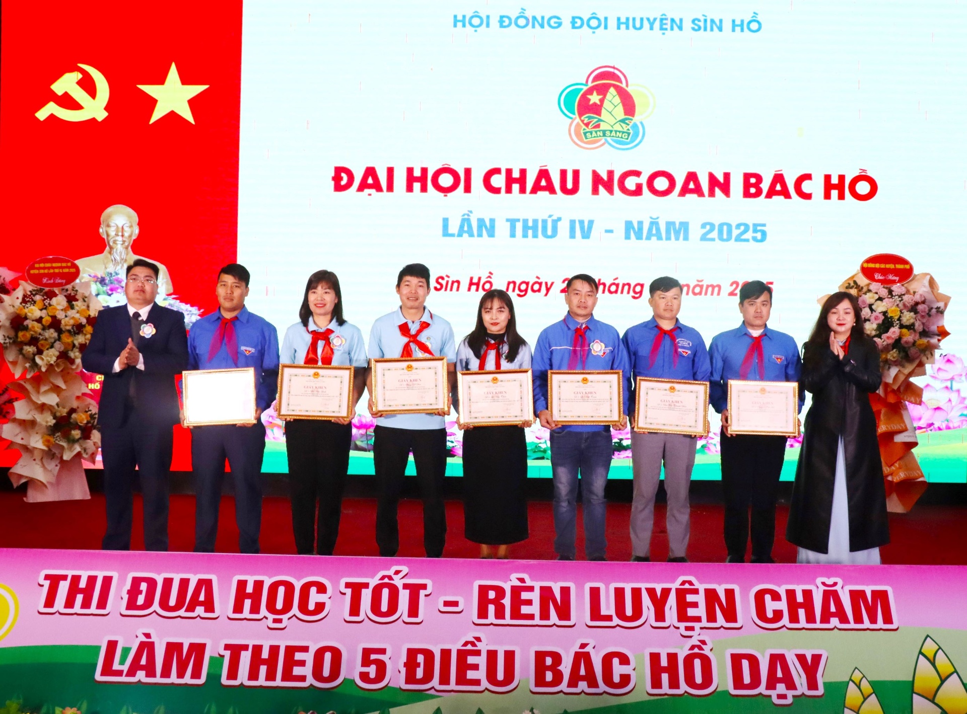 Lãnh đạo Tỉnh Đoàn, Hội Đồng đội tỉnh tặng giấy khen cho các cá nhân có thành tích xuất sắc.