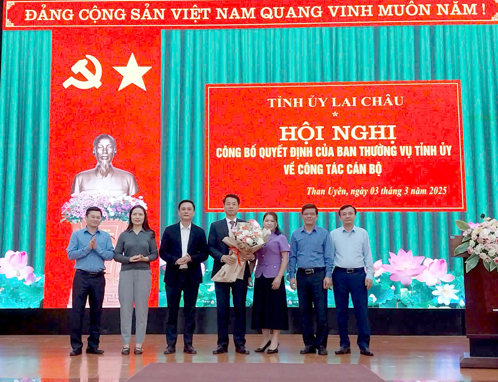 Lãnh đạo các Ban HĐND tỉnh, Văn Phòng Đoàn Đại biểu Quốc hội và HĐND tỉnh tặng hoa chúc mừng đồng chí Hoàng Quốc Khánh. 