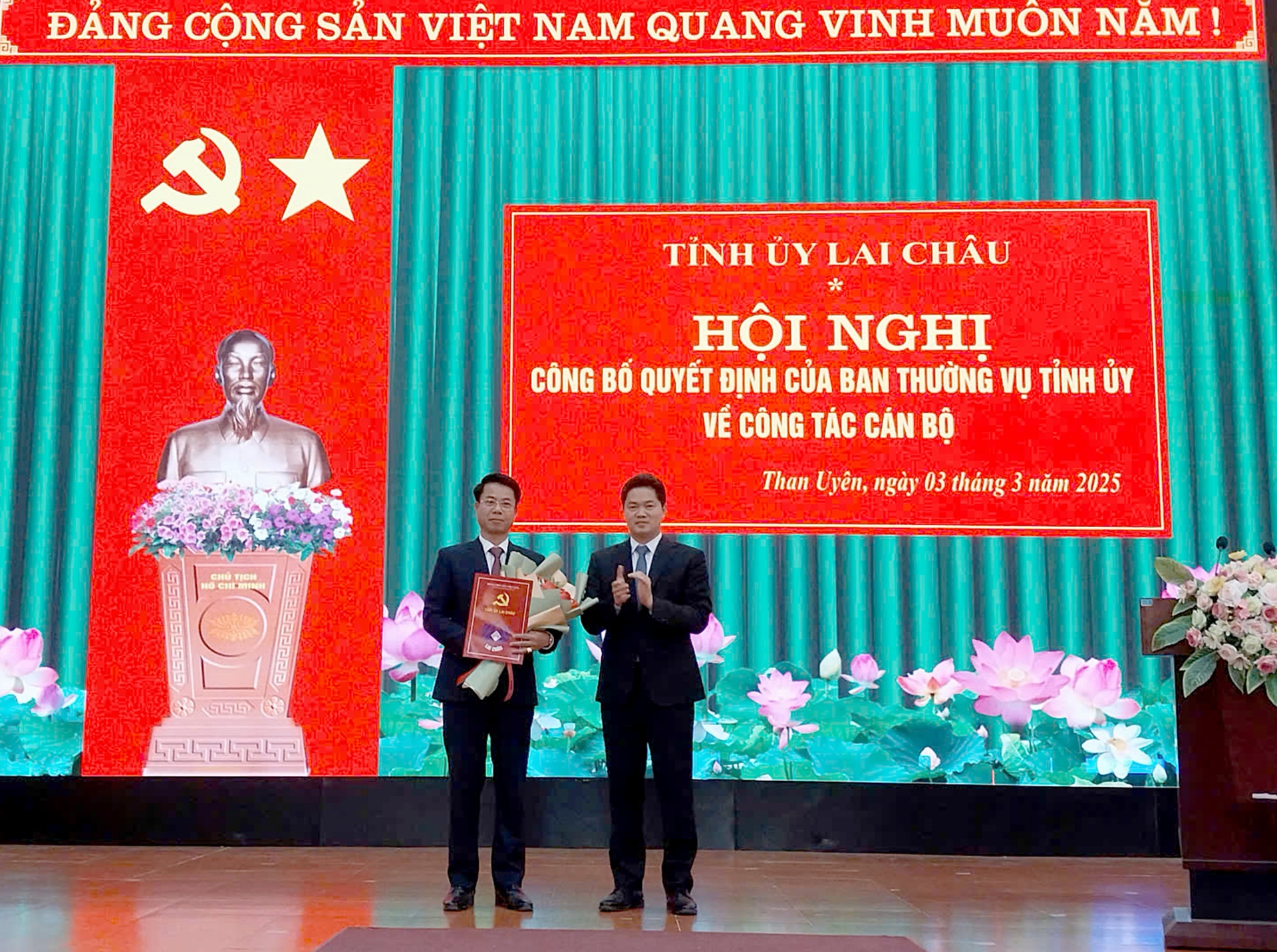 Đồng chí Vũ Mạnh Hà - Ủy viên dự khuyết Ban Chấp hành Trung ương Đảng, Phó Bí thư Thường trực Tỉnh ủy trao quyết định cho đồng chí Hoàng Quốc Khánh.