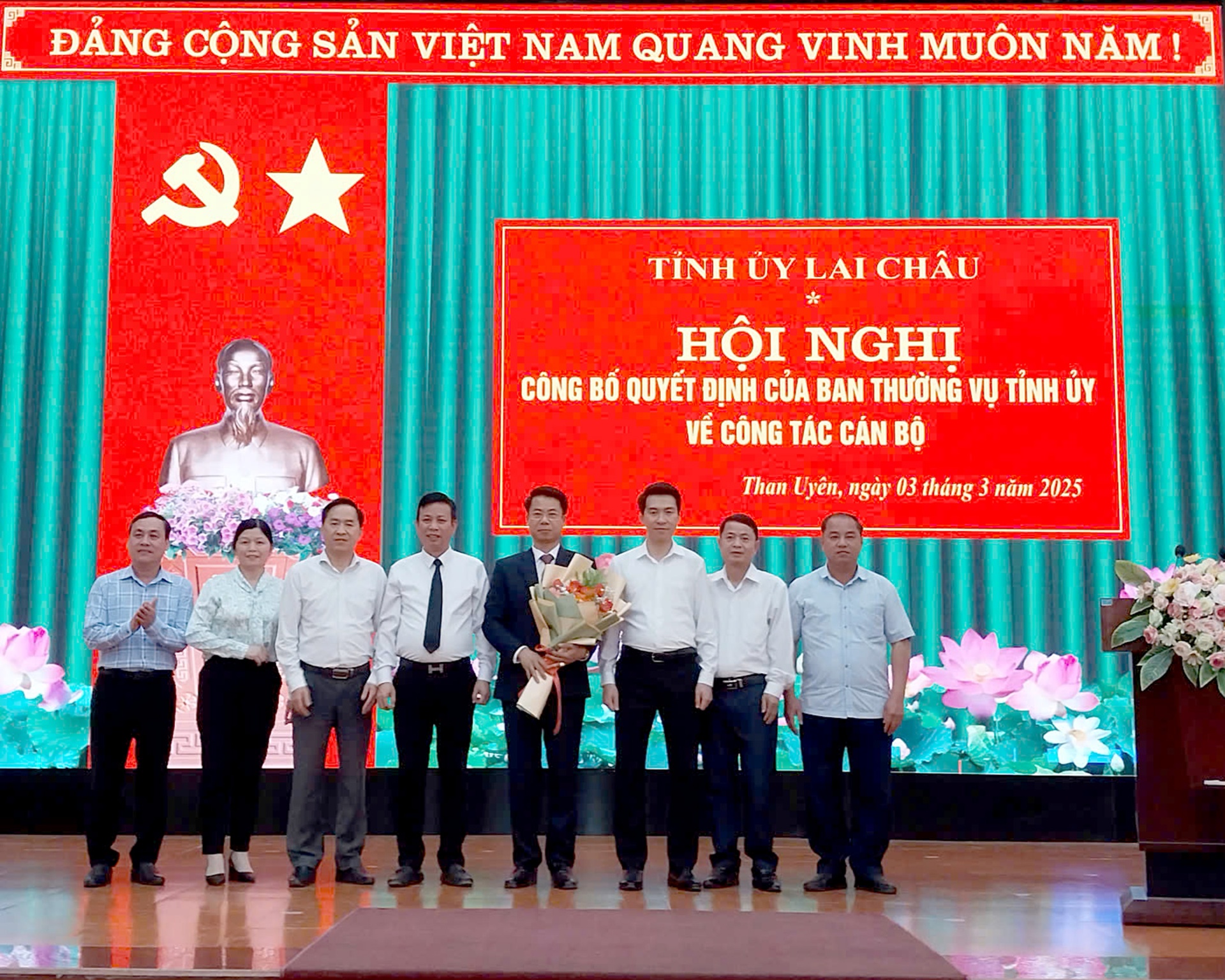 Tập thể Ban Thường vụ Huyện ủy Than Uyên tặng hoa chúc mừng đồng chí Hoàng Quốc Khánh. 