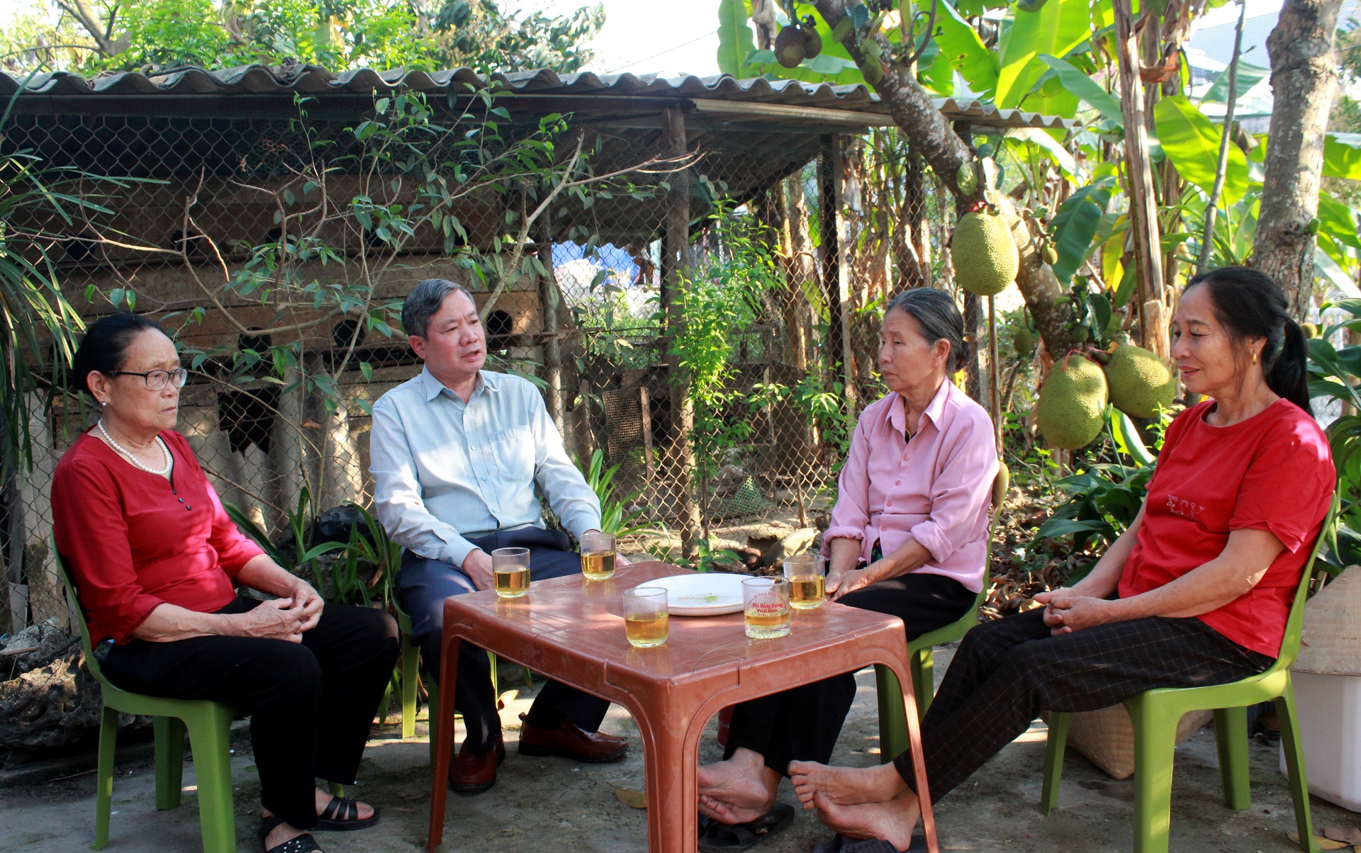 Với vai trò của mình, ông Tuyến vẫn miệt mài làm “cầu nối” thông tin giữa cấp ủy, chính quyền với nhân dân.