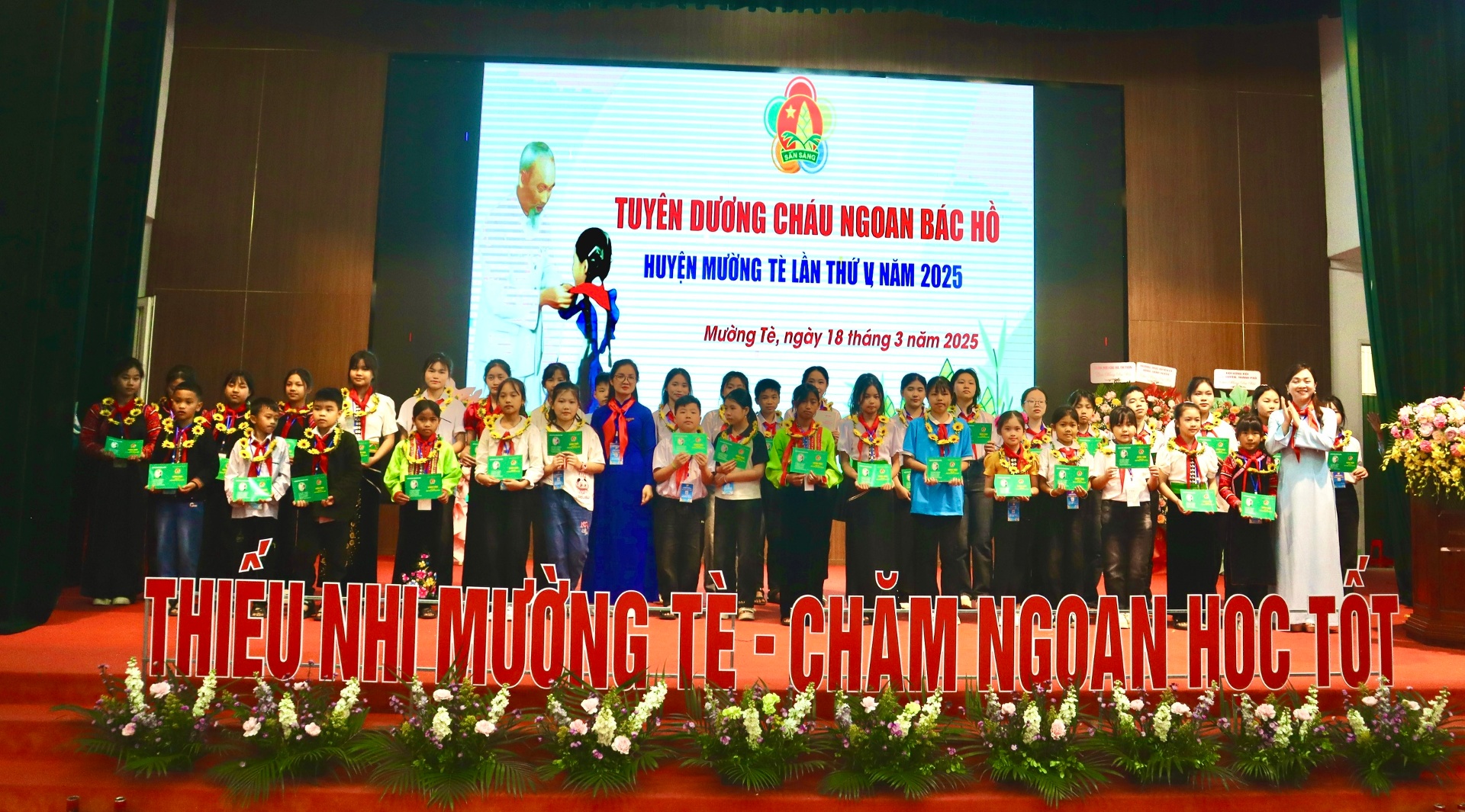 trao giấy chứng nhận 