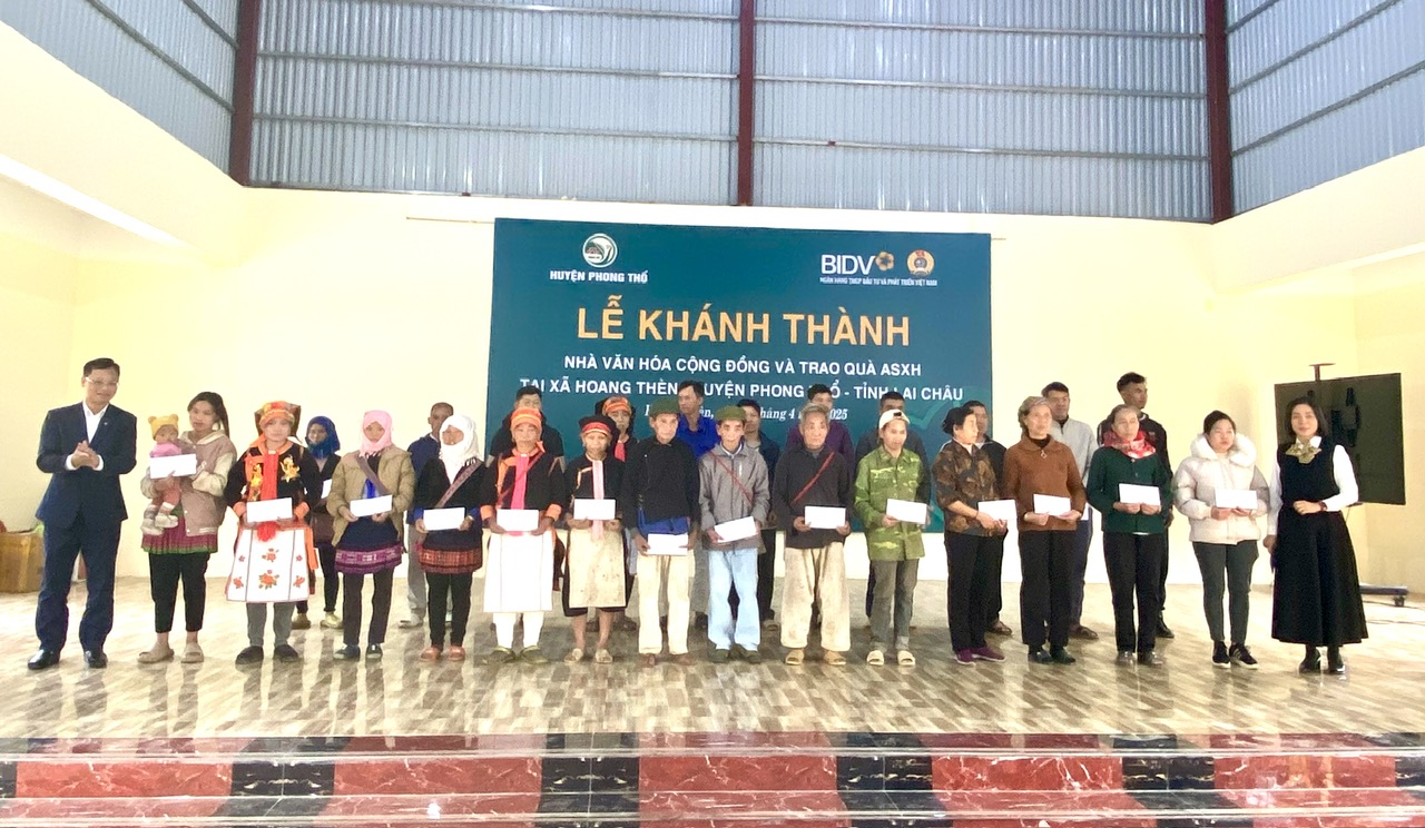 Lãnh đạo Công đoàn BIDV Việt Nam và công đoàn cơ sở BIDV chi nhánh Lai Châu trao quà cho người dân có hoàn cảnh khó khăn.