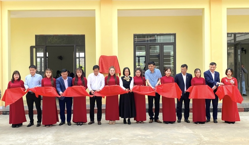 Các đồng chí lãnh đạo huyện Phong Thổ, Công đoàn BIDV Việt Nam, công đoàn cơ sở BIDV chi nhánh Lai Châu, xã Hoang Thèn cắt băng khánh thành nhà văn hóa.