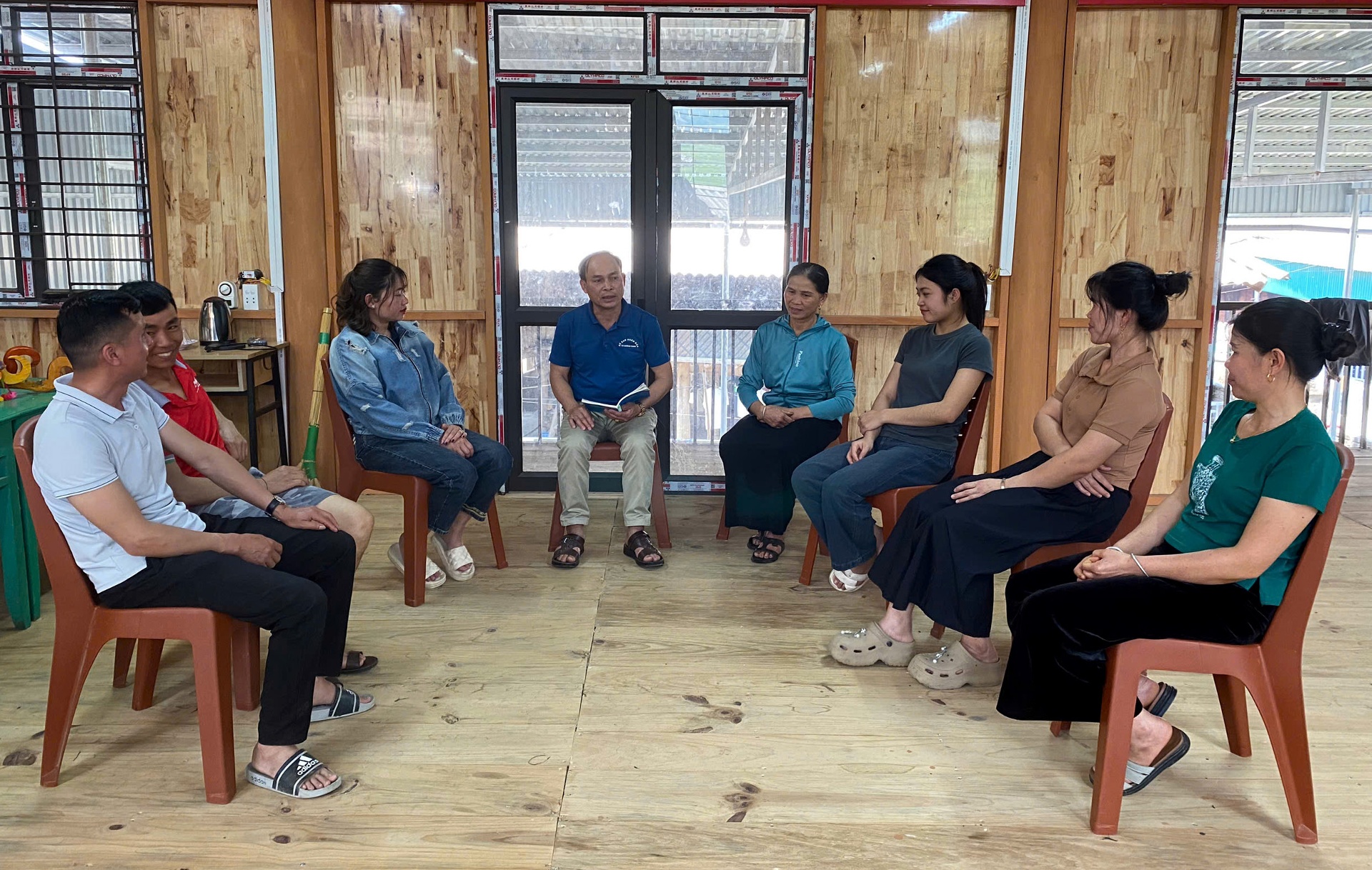 Anh Lìm Văn Khơi tuyên truyền bà con bản Cang Mường đưa các giống cây, con mới có năng suất, chất lượng vào sản xuất.