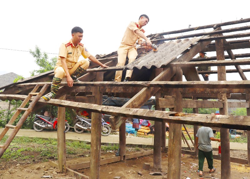 Phòng Cảnh sát giao thông: Hỗ trợ người dân xóa nhà tạm, nhà dột nát