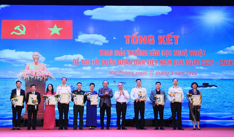 Người “vẽ” biển trên núi