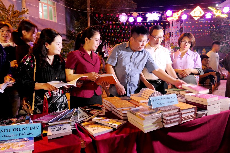 "50 năm nền Văn học Việt Nam sau ngày đất nước thống nhất" 