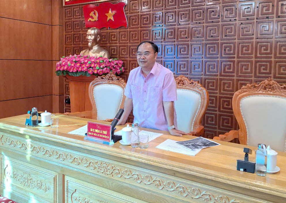 Đồng chí Mùa A Trừ – Bí thư Huyện uỷ Nậm Nhùn kết luận cuộc họp.