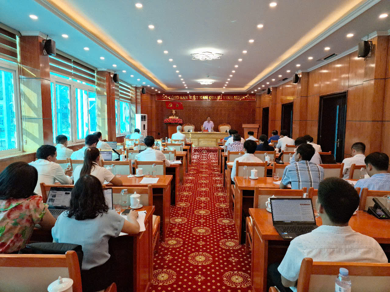 Quang cảnh cuộc họp.