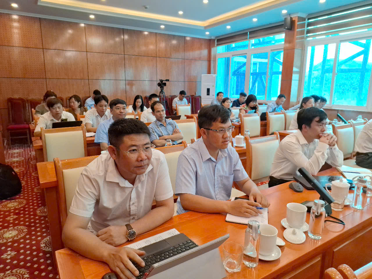 Các đại biểu dự cuộc họp.