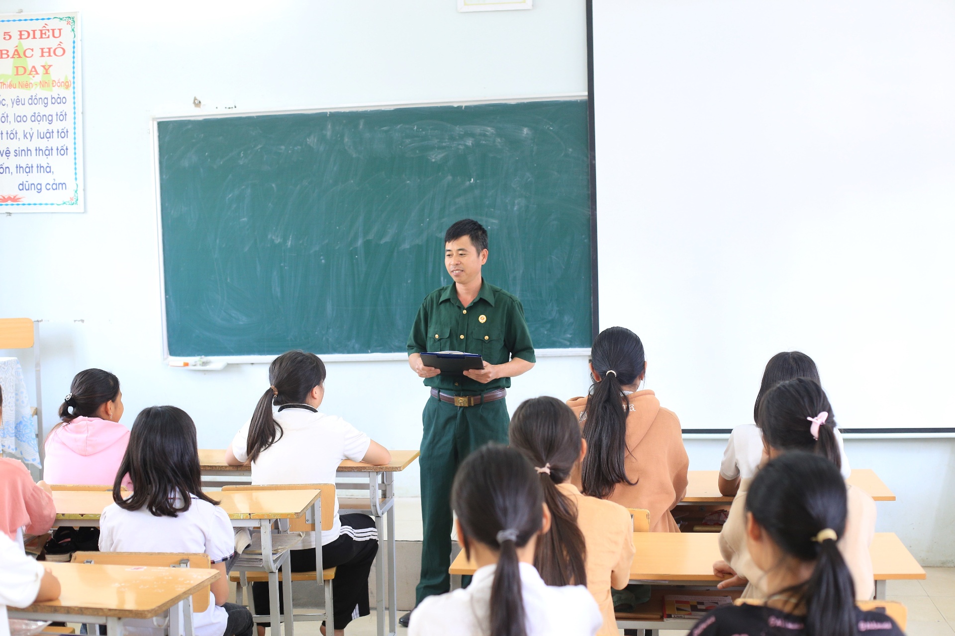 Hội CCB xã Nậm Hàng (huyện Nậm Nhùn) giáo dục truyền thống cách mạng cho thế hệ trẻ.
