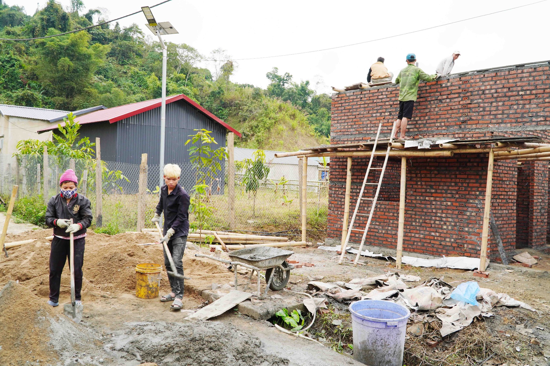 Thực hiện chương trình MTQG xây dựng nông thôn mới, nhiều hộ dân tại bản Nậm Cầy, xã Nậm Hàng đã có điều kiện xoá nhà tạm, nhà dột nát, xây dựng cuộc sống mới.