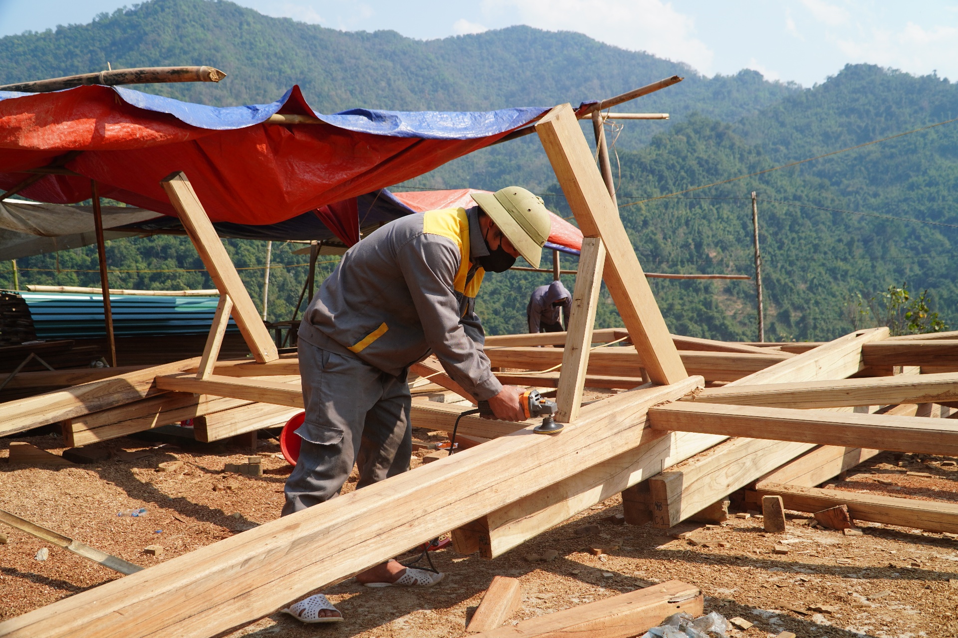Người dân bản Nậm Chà, xã Nậm Chà cùng giúp nhau xoá nhà tạm, nhà dột nát