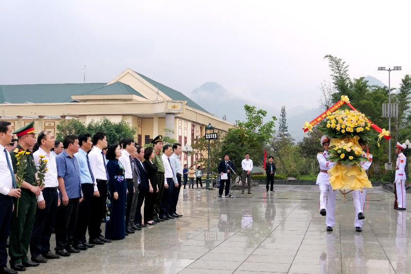 Các đồng chí lãnh đạo tỉnh viếng Nghĩa trang liệt sỹ tỉnh và dâng hoa Tượng đài Bác Hồ với đồng bào các dân tộc tỉnh Lai Châu 