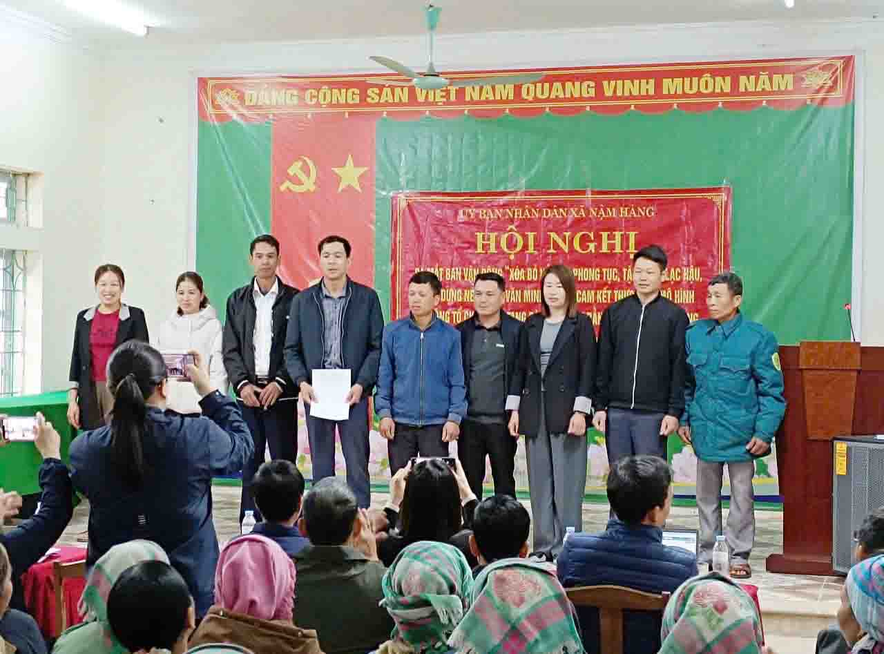 Người dân các bản của xã Nậm Hàng ký cam kết thực hiện Nghị quyết 15 trước sự chứng kiến của lãnh đạo Đảng uỷ, UBND xã.