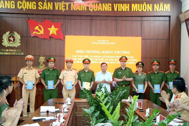 Công an tỉnh biểu dương tập thể, cá nhân trong chuyên án bắt 2 đối tượng thu 8 bánh heroin