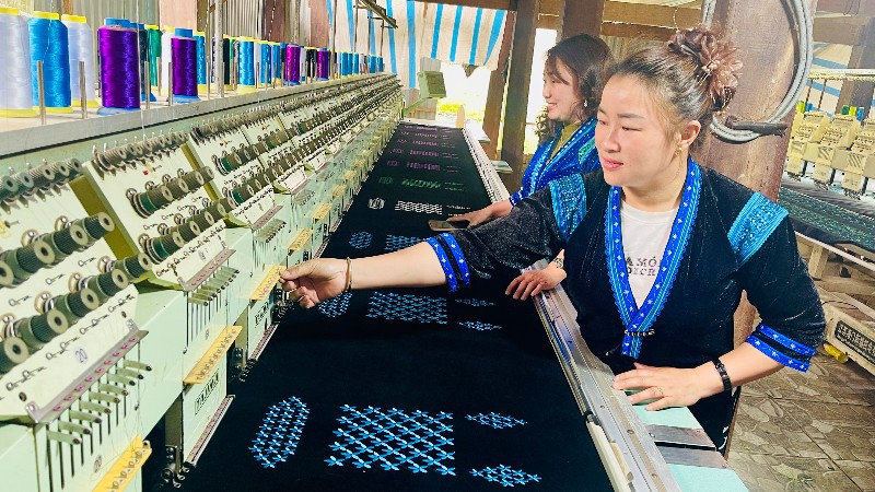 Làm giàu từ nghề thêu, dệt truyền thống