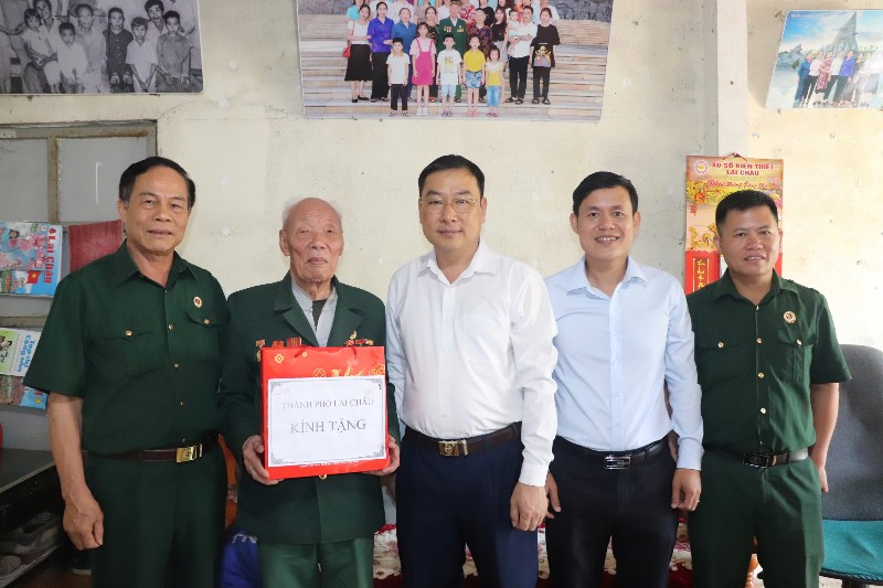 Thăm tặng quà nhân kỷ niệm 71 năm chiến thắng Điện Biên Phủ