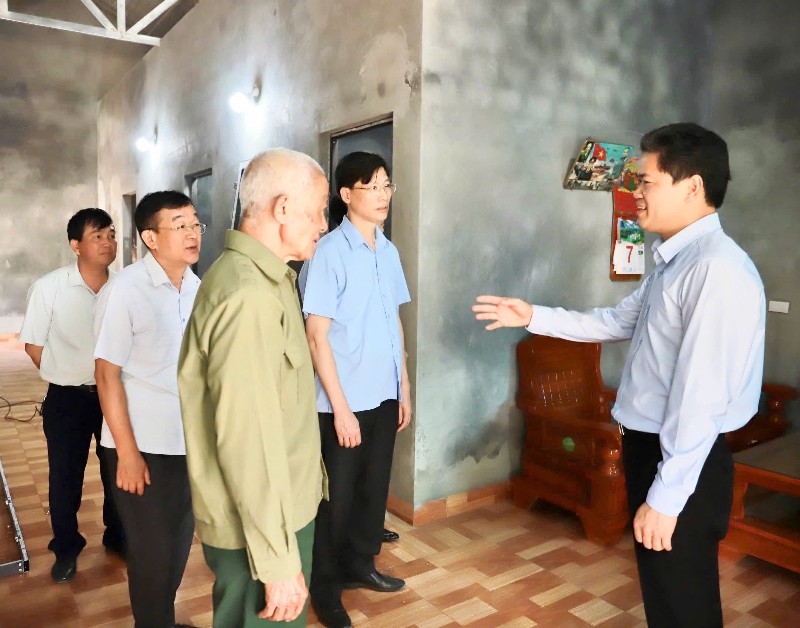 Kiểm tra xoá nhà tạm, nhà dột nát tại huyện Tam Đường