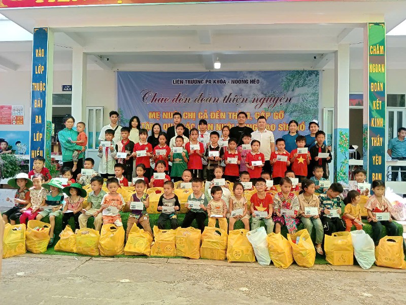 Trao tặng quà cho học sinh hai xã Pa Khóa và Noong Hẻo