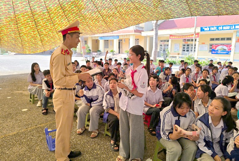 Trên 750 cán bộ, giáo viên, học sinh được tuyên truyền, phổ biến, giáo dục pháp luật về trật tự an toàn giao thông