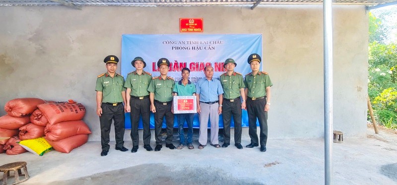 Bàn giao nhà tình nghĩa cho hộ nghèo xã Huổi Luông