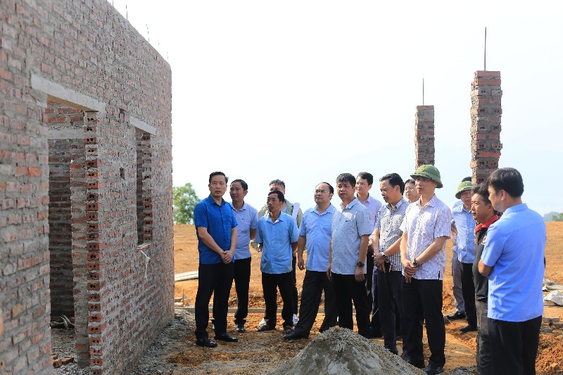 Trưởng Ban Tuyên giáo và Dân vận Tỉnh ủy Lê Đức Dục kiểm tra xóa nhà tạm, nhà dột nát tại huyện Nậm Nhùn