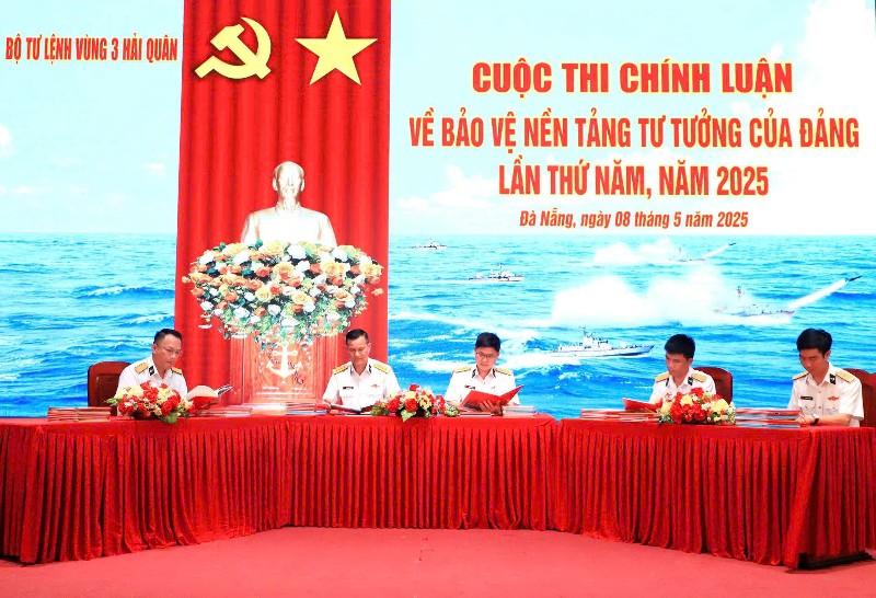 Vùng 3 Hải quân chấm bài dự thi chính luận về bảo vệ nền tảng tư tưởng của Đảng lần thứ 5 năm 2025