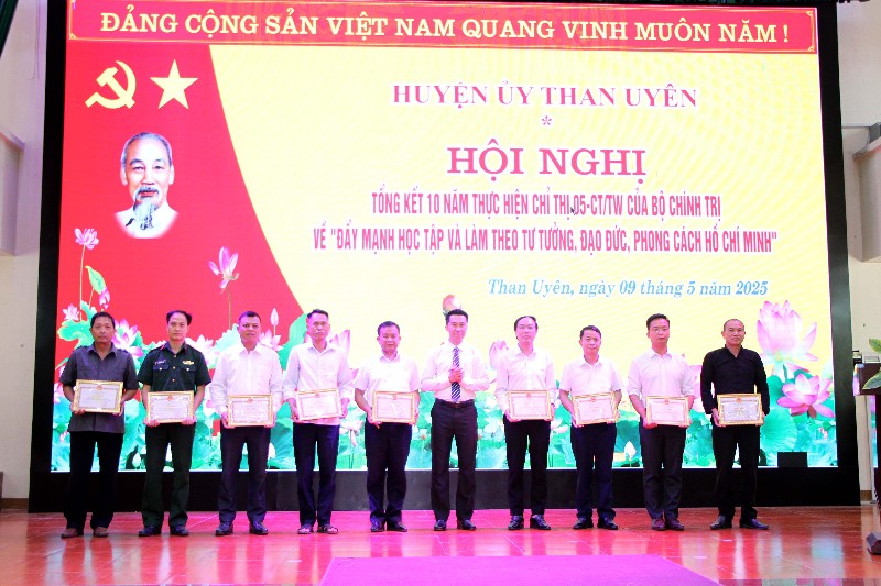 Than Uyên: 9 tập thể, 25 cá nhân được biểu dương, khen thưởng sau 10 năm thực hiện Chỉ thị 05