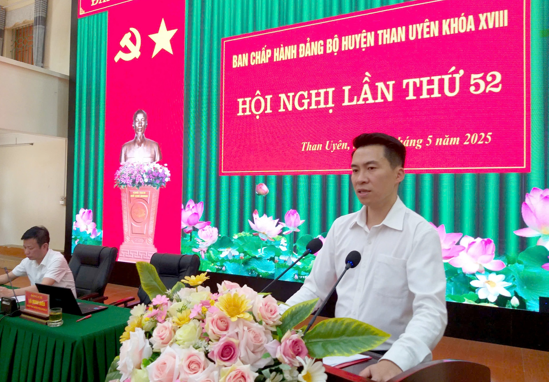 Đồng chí Lò Minh Hiếu - Phó Bí thư Thường trực Huyện ủy kết luận Hội nghị. 