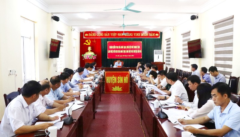 Chủ tịch UBND tỉnh Lê Văn Lương kiểm tra xóa nhà tạm, dột nát tại huyện Sìn Hồ