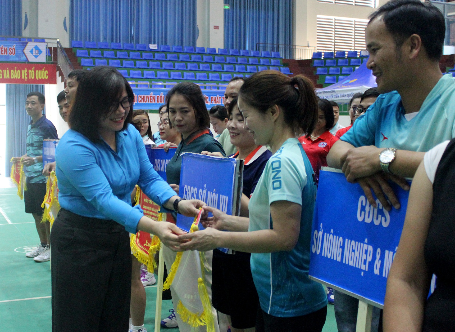 Lãnh đạo Công đoàn UBND tỉnh trao cờ lưu niệm cho các đội tham gia thi đấu.