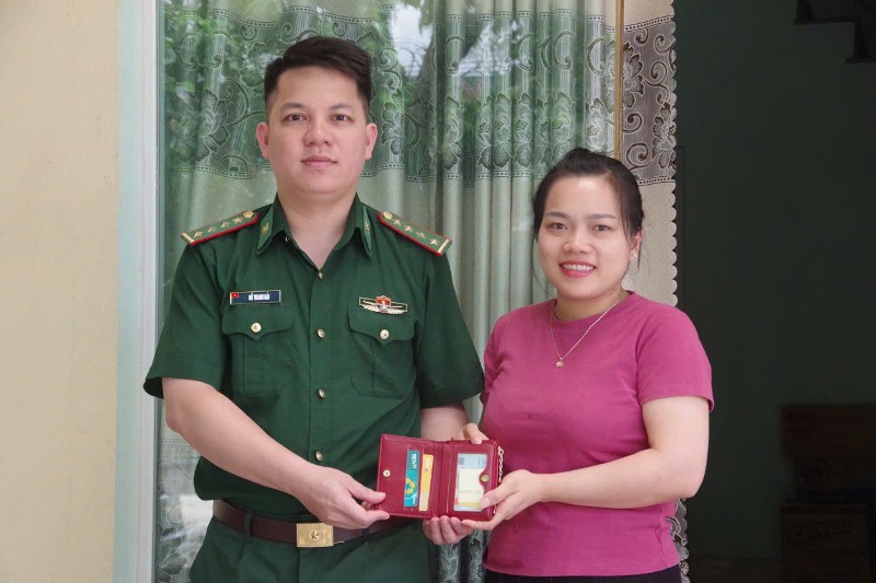 Chiến sĩ biên phòng nhặt được của rơi, trả lại người đánh mất