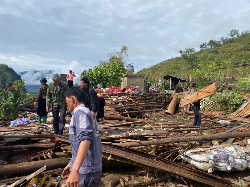 Huyện Than Uyên: Dông, lốc làm sập 7 ngôi nhà
