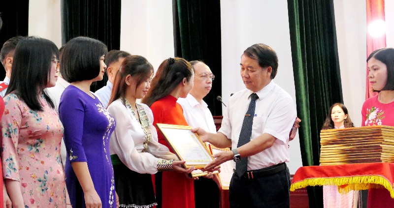 Tân Uyên: Khen thưởng 19 tập thể, 10 gia đình, 31 cá nhân có thành tích trong 10 năm thực hiện Chỉ thị số 05-CT/TW