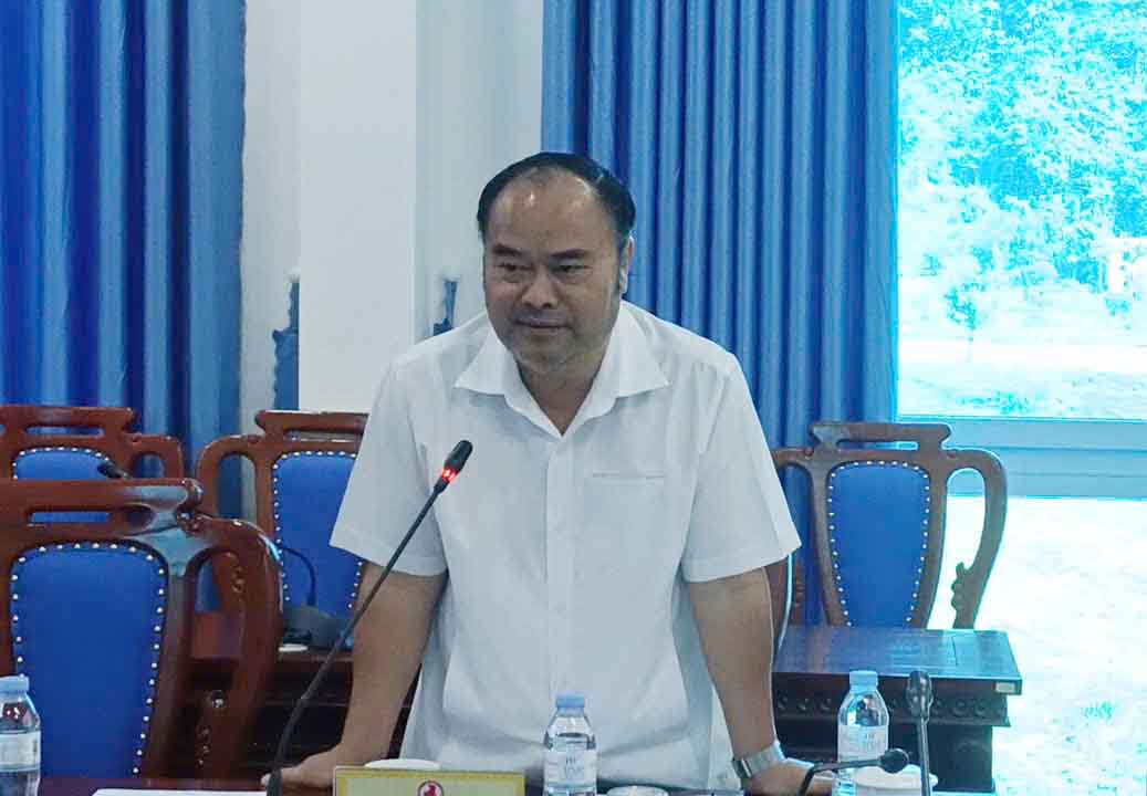 Đồng chí Mùa A Trừ - Tỉnh uỷ viên, Bí thư Huyện ủy phát biểu chỉ dạo phiên họp.