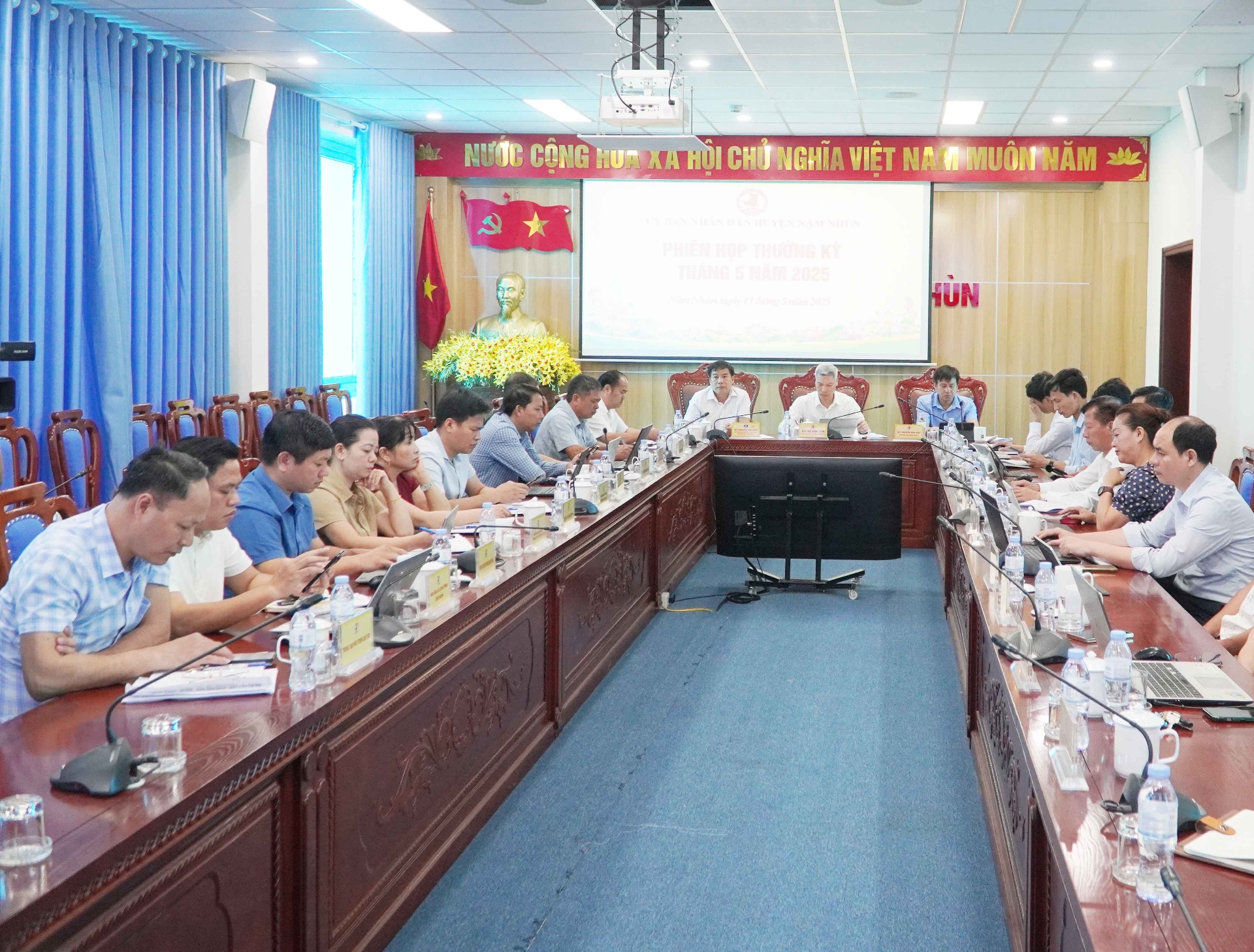 Quang cảnh phiên họp.