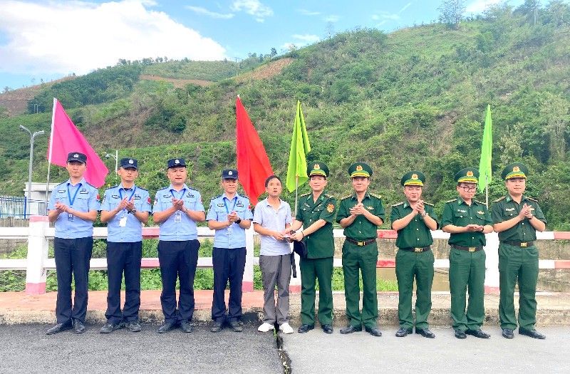 Cán bộ biên phòng trả lại đồ đánh rơi cho du khách Trung Quốc