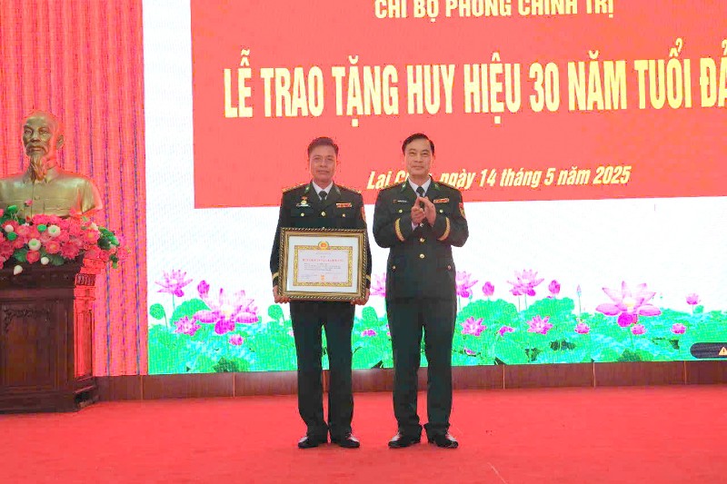 Trao tặng Huy hiệu 30 năm tuổi Đảng